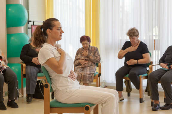 Bewegungstherapie im Tageszentrum Favoriten (Bild: FSW)